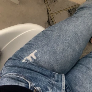 Mörkblåa Jeans  - Jätte fin högmidjad jeans från Gina. Sitter. Perfekt har dock blivit för kort för mig därav säljer ja den.