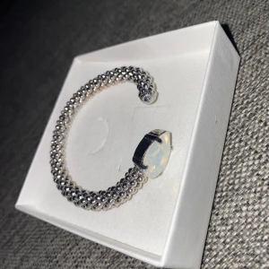 Caroline Svedbom Armband - Använd fåtal gånger och ser ut som ny. Kommer aldrig till användning så säljer vidare. Från Caroline Svedbom