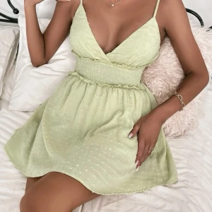 Grön klänning - Helt ny grön kort klänning i storlek L, finns lite stretch i midjan. Om önskas tar jag bilder hängande på galge, tyvärr är den för liten för mig att ta bilder på. 