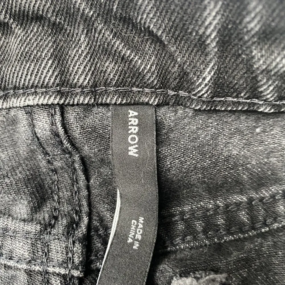 Jeans från Weekday, modell Arrow. Inte mycket användna, inga slitningar eller defekter. Lågmidjade, raka. . Jeans & Byxor.