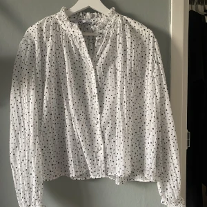 Prickig zara blus Stl S - Prickig blus ifrån zara i fint skick! Endast använd två gånger. Stl S