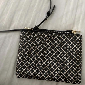 Malene Birger väska  - Super fin väska från Malene Birger.  Använd några gånger, jätte bra skick. Behöver rensa ut väskor!!   Nypris: 899kr 