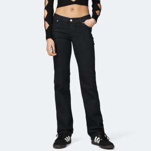 Jätte fina lågmidjade jeans från dr denim i modellen Dixy straight🤍 Nästan helt oanvända, Köpta för 599kr !🤍