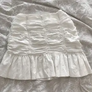Säljer min otroligt fina vita kjol från zara som passar utmärkt till sommaren och passar till allt! Säljer då den inte kommit till nån användning och är i super bra skick!