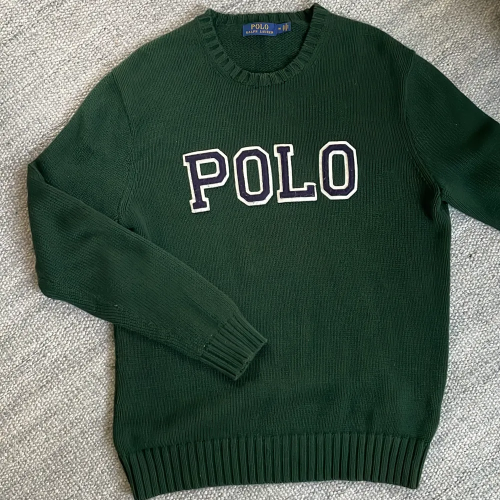 Fet Ralph lauren stickad tröja i fint skick! Size m modell är 186 . Stickat.