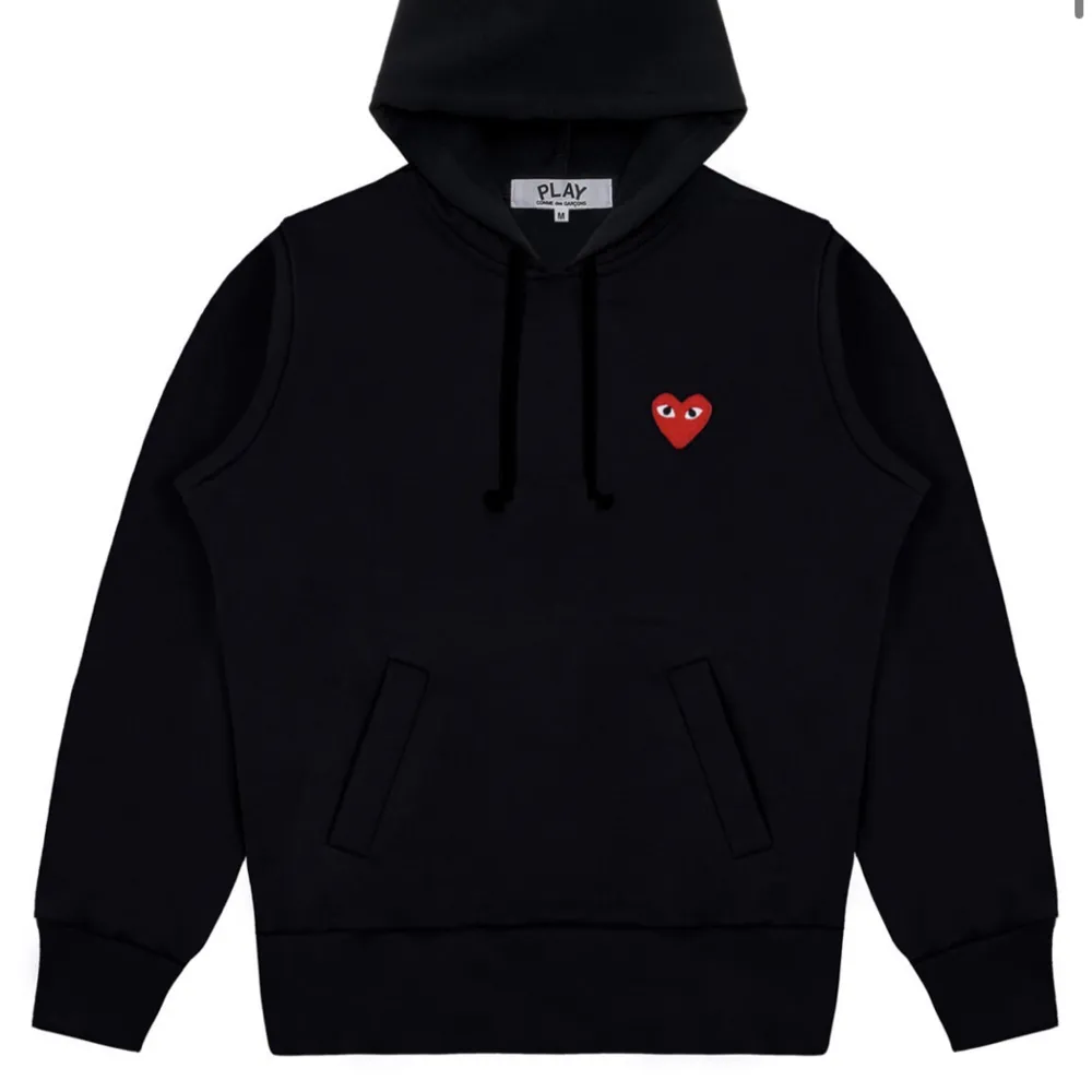 Säljer denna hoodie då den har blivit för liten tyvärr. Den är i M men är liten i storlek så skulle säga att den är xs/s.  Den är i fint skick. Ordinarie pris 2 195kr💕 (Lånad bild). Hoodies.