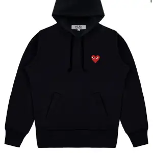 Säljer denna hoodie då den har blivit för liten tyvärr. Den är i M men är liten i storlek så skulle säga att den är xs/s.  Den är i fint skick. Ordinarie pris 2 195kr💕 (Lånad bild)
