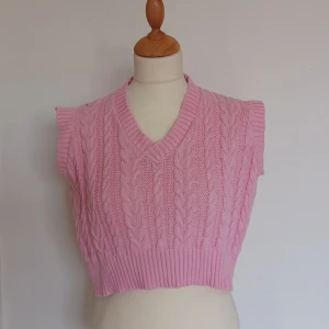Croppad stickad väst - Cropped kabelstickad väst i rosa. Superfint skick 