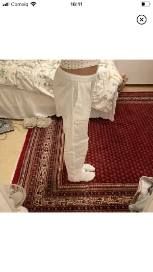 Vita linnebyxor  - Fina vita linnebyxor köpta second hand, bra skick:)