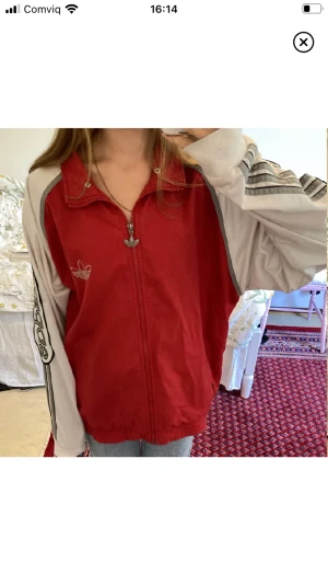 Adidasjacka  - Cool vintage adidasjacka i rött och vitt, köpt secondhand men i bra skick.