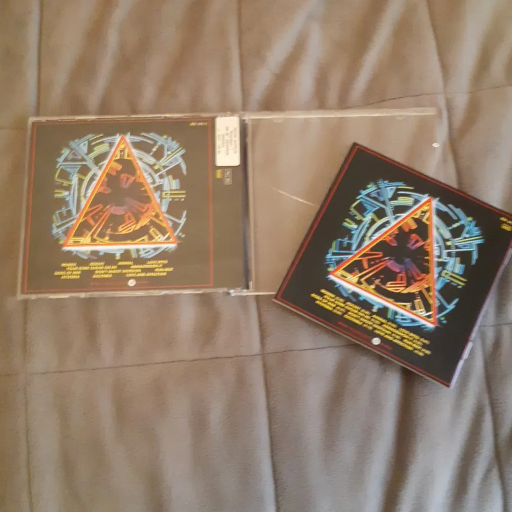 Tyvärr ingår ingen skiva:( men den lilla cd boken och fordralet inkluderas. Fungerar att förvara alla möjliga cd skivor i! Lite små repor. Fin som dekoration!. Muu.