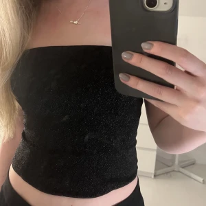 &OtherStories bandeutopp - Toppen skick, storlek S (36) Svart glittrig tubtopp från &otherstories✨✨