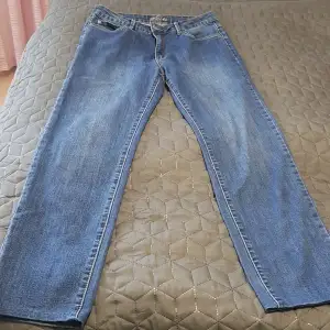 En fin jeans i storlek 38. Köparen står för frakten.