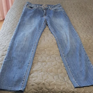 Jeans - En fin jeans i storlek 38. Köparen står för frakten. Den är förkortat. 