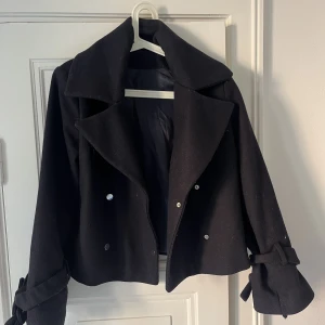 Mörkblå jacka - Mörkblå skepparkavaj/kappa/jacka som är så fin! Kul med snörena vid ärmarna