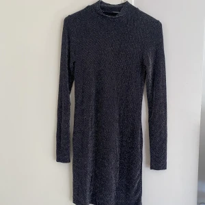Glittrig kort klänning från Monki - Stretchig kort klänning från Monki, använd 1 gång, som ny. XS i storlek men eftersom den är väldigt Stretchig passar den som S också. 