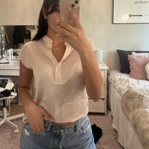 Champagnefärgad topp - En champagnefärgad topp köpt från H&M. En väldigt stilig topp som kan matchas med både byxor och kjol. Aldrig använd. Storlek XS, passar även S.