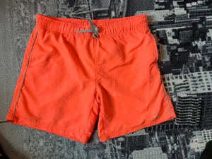 Badshorts  - Finare dörg i verkligheten. Sticker ut. Mer rosa än orange, blixten gjorde dom mer orangea. Fina!