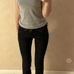 Lågmidjade jeans 🫶 - Köpa second hand , säljer pga är för små för mig dock väldigt fina med detaljer baktill på fickorna 💗