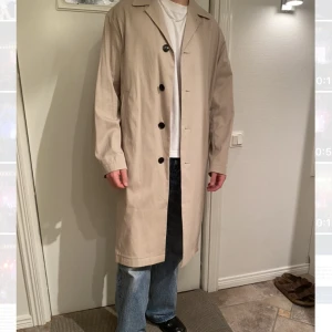 Filippa K kappa - Säljer denna snygga Filippa K Kappan som jag faktiskt aldrig använt innan.😇 Köpte den för 1 år sedan för 2000kr från Filippa K men den har bara hängt i min garderob. Storlek 52  Buda gärna 😊