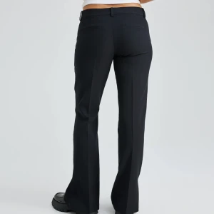 ”Vera” kostymbyxor - Vera kostymbyxor från bikbok i petite. köpte dessa nyss på plick men va för korta för mig, är 165 så skulle passa någon som är ca 160