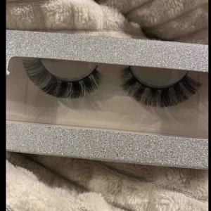 Fransar  - Helt nya lösögonfransar som är jättefina för de ser ut som fransförlängning. Är helt nya. 1st för 50kr, 2st för 90kr. Köparen står för frakten ❤️