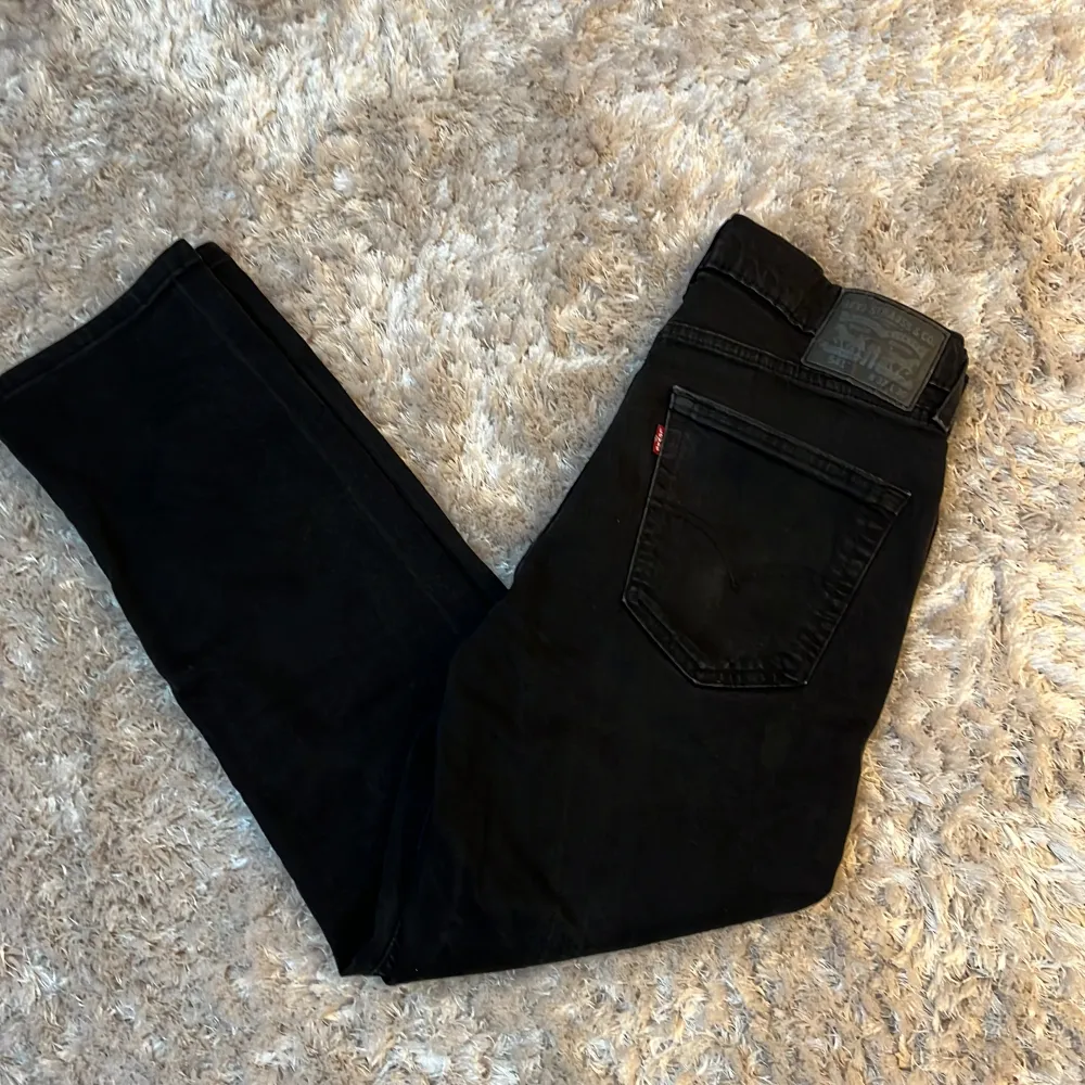 Hej👋🏼 säljer några jätte fina svarta⚫️Levis jeans i storlek 30-32😁 Kontakta vid minsta fundering 💭🙌🏼. Jeans & Byxor.