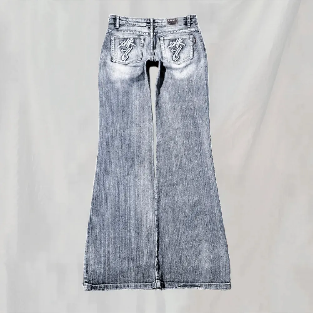 Super snygga jeans köpta här på Plick, midjemåttet är 73 och innerbenslängden 81🥰. Jeans & Byxor.