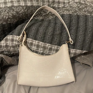 Väska - Använt endast en gång och är i mycket bra skick, för fler bilder skriv till mig privat. 