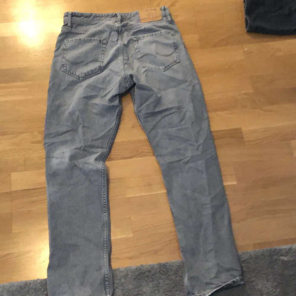 Säljer ett par gråa Jack and Jones jeans. Ny pris 599, mitt pris 199. Jeans & Byxor.