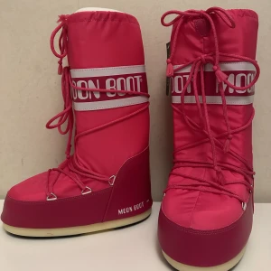 Nya oanvända MoonBoots - Säljer nu mina finfina höga MoonBoots i rosa!!🥺💕Perfekta nu till hösten/vintern!🤎🍂 Helt oanvända med lapp kvar, samt påse som dom kom i! 