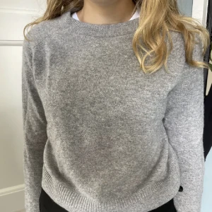 Kashmirtröja🥹🫶❤️ - Säljer denna fantastiska kashmirtröja (100% kashmir)! Passar en XS eventuellt en S!💞❤️🫶 (står S men känns lite mindre i stl.)