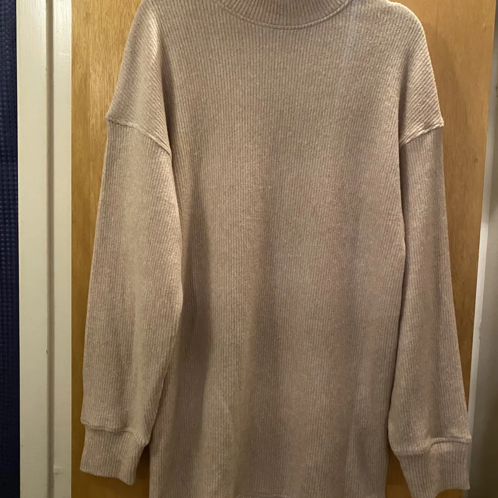 Oanvänd klänning från zalando säljes. Kan tänkas passa bra till höstens kyligare väder. . Mekot.