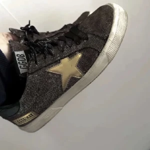 Golden goose skor - Säljer nu dessa golden goose skor då de inte kommer till så mycket användning. Strl 39 men skulle säga mer åt 37-38. Köpta här på plick och använda ett par fåtal gånger. 