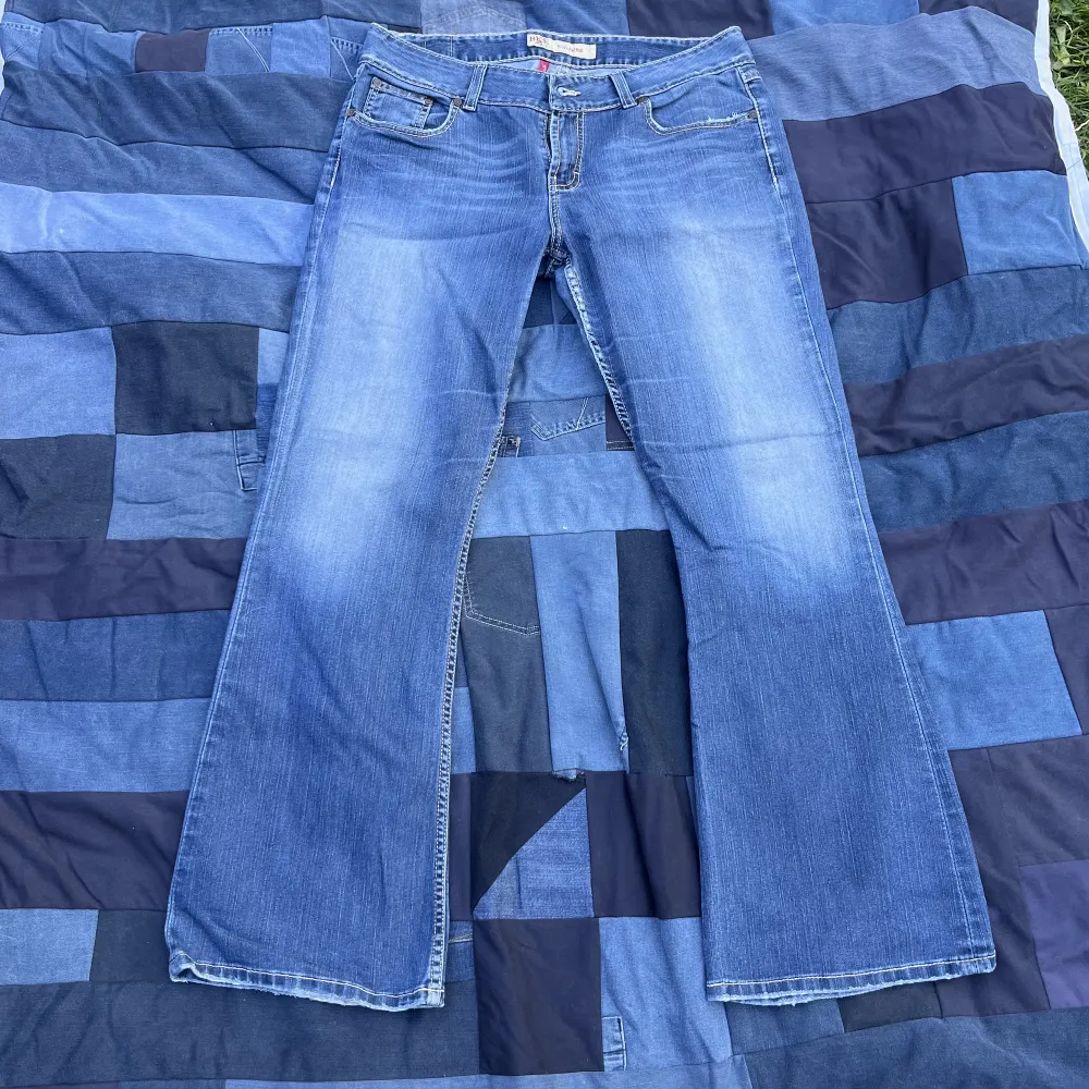 Snygga vintage BKE flared jeans, snygga detaljer. Midjemått rakt över 45 cm, total längd 103 cm, benöppning 28 cm. Tveka ej på höra av dig:). Jeans & Byxor.