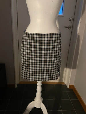 Söt rutig kjol - Aldrig använd kjol från H&M 