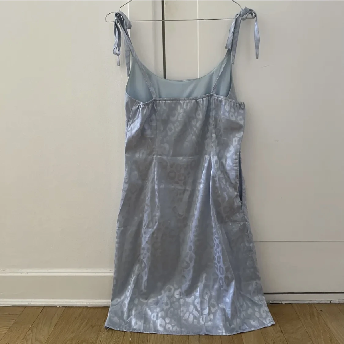 Ljusblå babydoll satinklänning  - 91