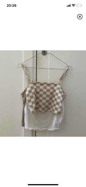 3-pack linnen  - Tre st basiclinnen från H&M, alla i storlek S. Tunna och den vita är något genomskinlig. Perfekta att ha under tjocktröjor eller skjortor. 40kr för alla 3! 