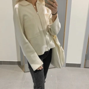 Åhléns kofta  - Säljer denna som jag köpte förra året, i storlek L vilket tycker jag gör att den inte blir för tajt för mig som vanligtvis har S. Har en pytteliten fläck som knappt syns (bild 3) Säljer för 150kr + frakt❤️