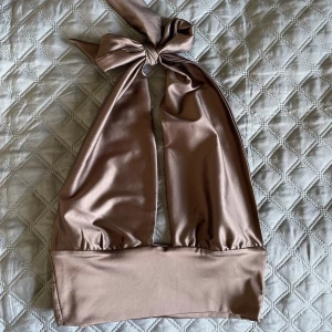 Topp - Fin brun topp, knyts vid nacken och ryggen. Bara använt några få gånger.