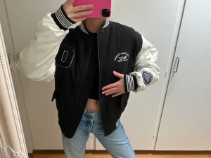 College jacka  - Säljer denna jacka från Boohoo i storlek 38. Fint skick! Skriv vid frågor eller fler bilder