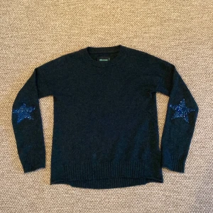 Zadig & Voltaire tröja - Säljer den här blågröna Zadig tröjan pågrund av att den inte används. Har används mycket men är i bra skick. 