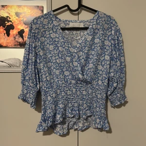 Blus  - Jättefin blus som jag aldrig använt, köpt i somras men den är lite för stor för mig.