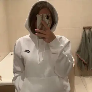 Sjukt snygga och helt oanvänd Nike hoodie. Skriva gärna privat om fler bilder eller frågor💕