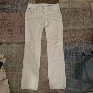 Lågmidjade vita jeans med coola slitningar. Vintage Ralph Lauren, passar dig som har 34-36 i jeansstorlek samt är ca 170 cm. Super bra skick.