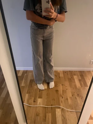 Gråa Jeans - Skit snygga gråa jeans! Passar alla möjliga längder, är själv 171 cm. Nyköpta använt typ 1-2 ggr annars tar de bara plats i garderoben. Priset kan diskuteras😘