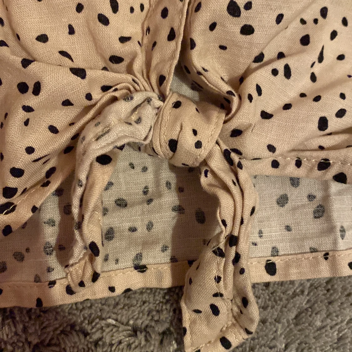 Säljer den här jätte gulliga blusen från H&M, använt 2 gånger, jätte bra skick💕💕 - 90