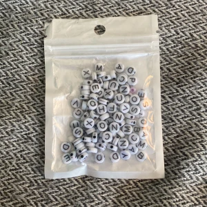 Bokstavspärlor  - Säljer ett pack med bokstavspärlor för endast 15kr plus frakt! 