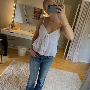 Vit topp - Super söt vit topp från PAMELA x NA-KD, superfint skick, använd fåtal gånger, lånad bild💕