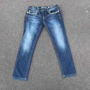 Blåa miss me jeans i storlek 31. Jag har aldrig använt dom. Kontakta mig för fler bilder på dem!!💕